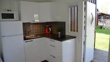 Lemari es, microwave, dan mesin pembuat kopi/teh