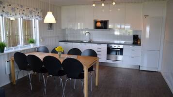 Lemari es, microwave, dan mesin pembuat kopi/teh