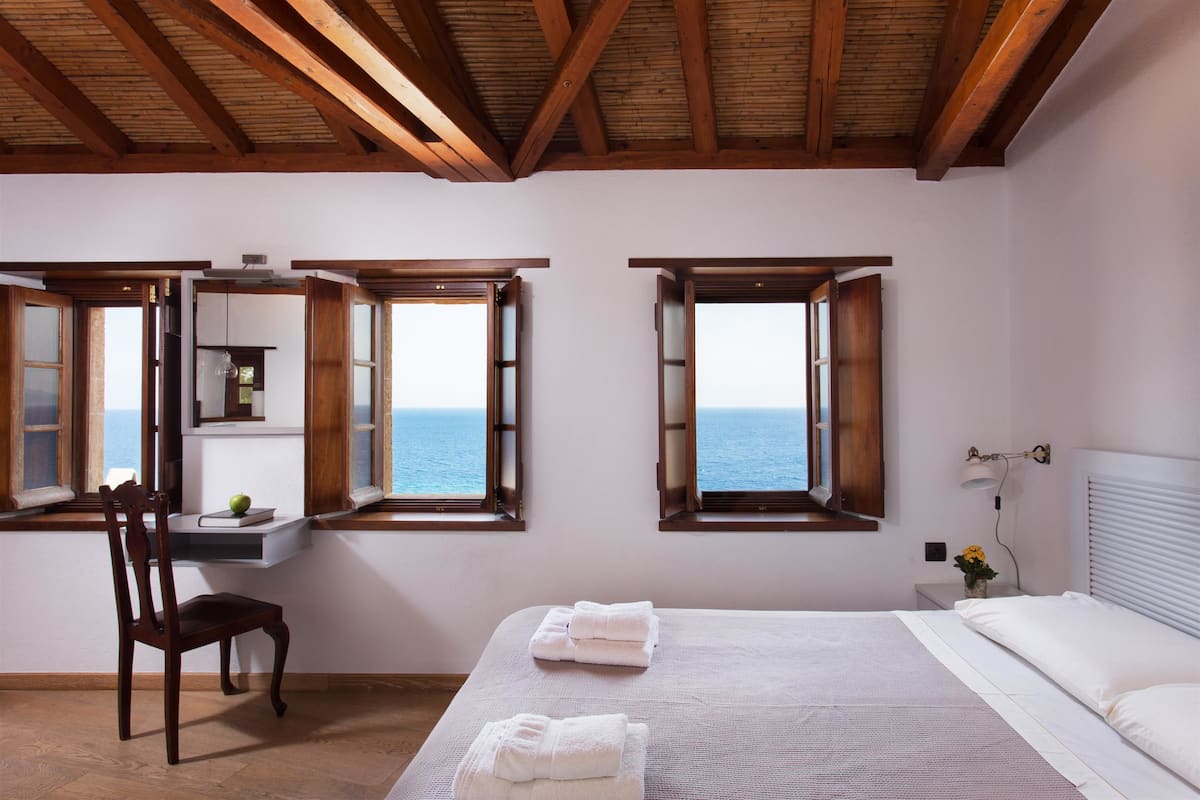 Suite, 2 Bedrooms, 2 Bathrooms (Split Level) | 1 bedroom, premium bedding, desk, iron/ironing board