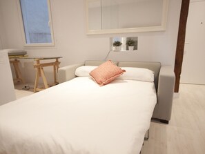 1 slaapkamer, een strijkplank/strijkijzer, internet, beddengoed