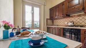 Departamento, 3 habitaciones | Cocina privada | Refrigerador, horno, parrilla de estufa y utensilios de cocina