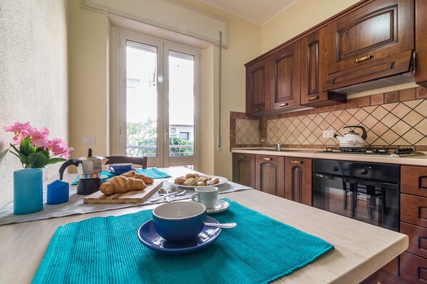 Apartamento, 3 habitaciones | Cocina privada | Frigorífico, horno, placa de cocina y utensilios de cocina
