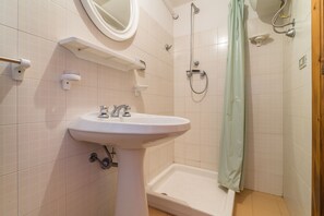 Apartment, 1 Schlafzimmer | Badezimmer | Dusche, Haartrockner, Bidet