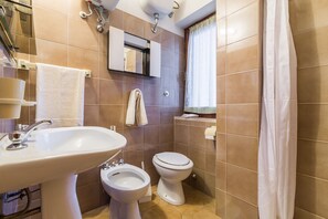 Appartement, 2 slaapkamers | Badkamer | Een douche, een haardroger, een bidet, handdoeken
