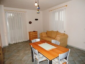 Apartment, 2 Schlafzimmer | Essbereich im Zimmer