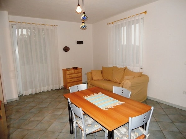 Appartement, 2 chambres | Restauration dans la chambre