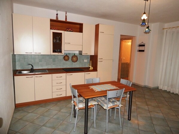 Apartment, 2 Schlafzimmer | Eigene Küche | Kühlschrank, Mikrowelle, Herdplatte, Kochgeschirr/Geschirr/Besteck