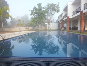 Una piscina al aire libre (de 06:00 a 22:30), sombrillas, tumbonas