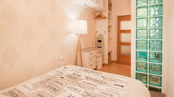 1 slaapkamer, een strijkplank/strijkijzer, wifi, beddengoed
