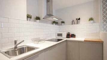 Kühlschrank, Mikrowelle, Ofen, Wasserkocher mit Kaffee-/Teezubehör