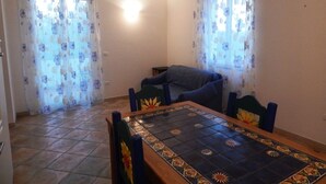 Appartement, 2 slaapkamers | Dineren op de kamer