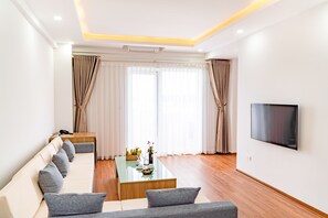 Presidential Double Room | Living area | LCD TV - Draco QK3 Cat Ba (Hai Phong)