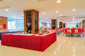 Petit déjeuner, déjeuner et dîner servis sur place