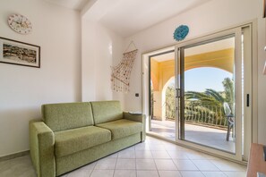 Appartement, 2 chambres | Aire de séjour | Téléviseur