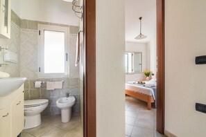 Appartement, 2 chambres | Salle de bain | Douche, séchoir à cheveux, bidet