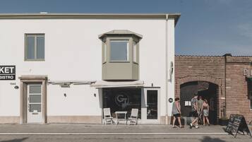 Vista frontal de la propiedad