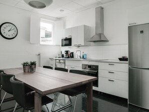 Appartement, 2 slaapkamers | Privékeuken | Een koelkast, een microgolfoven, een oven, een kookplaat