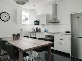 Apartamento, 2 quartos | Cozinha privada | Geladeira, micro-ondas, fogão, cooktop