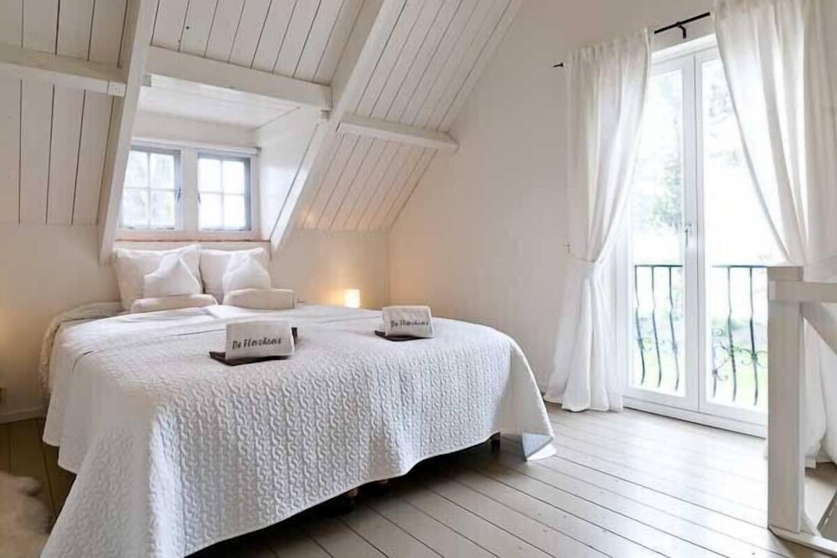 2 bedrooms, premium bedding, desk, soundproofing