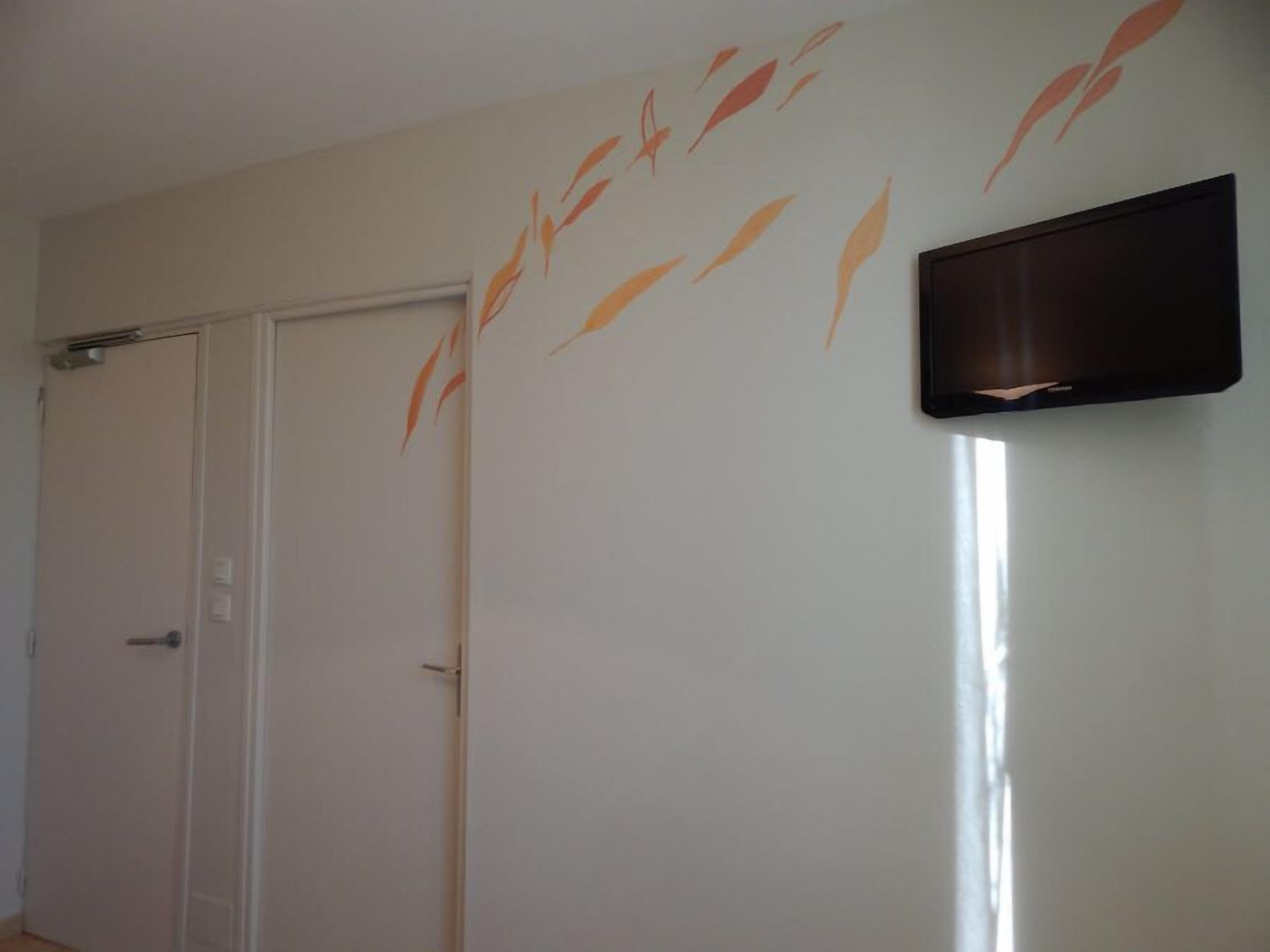 twin room | living area | flat-screen tv