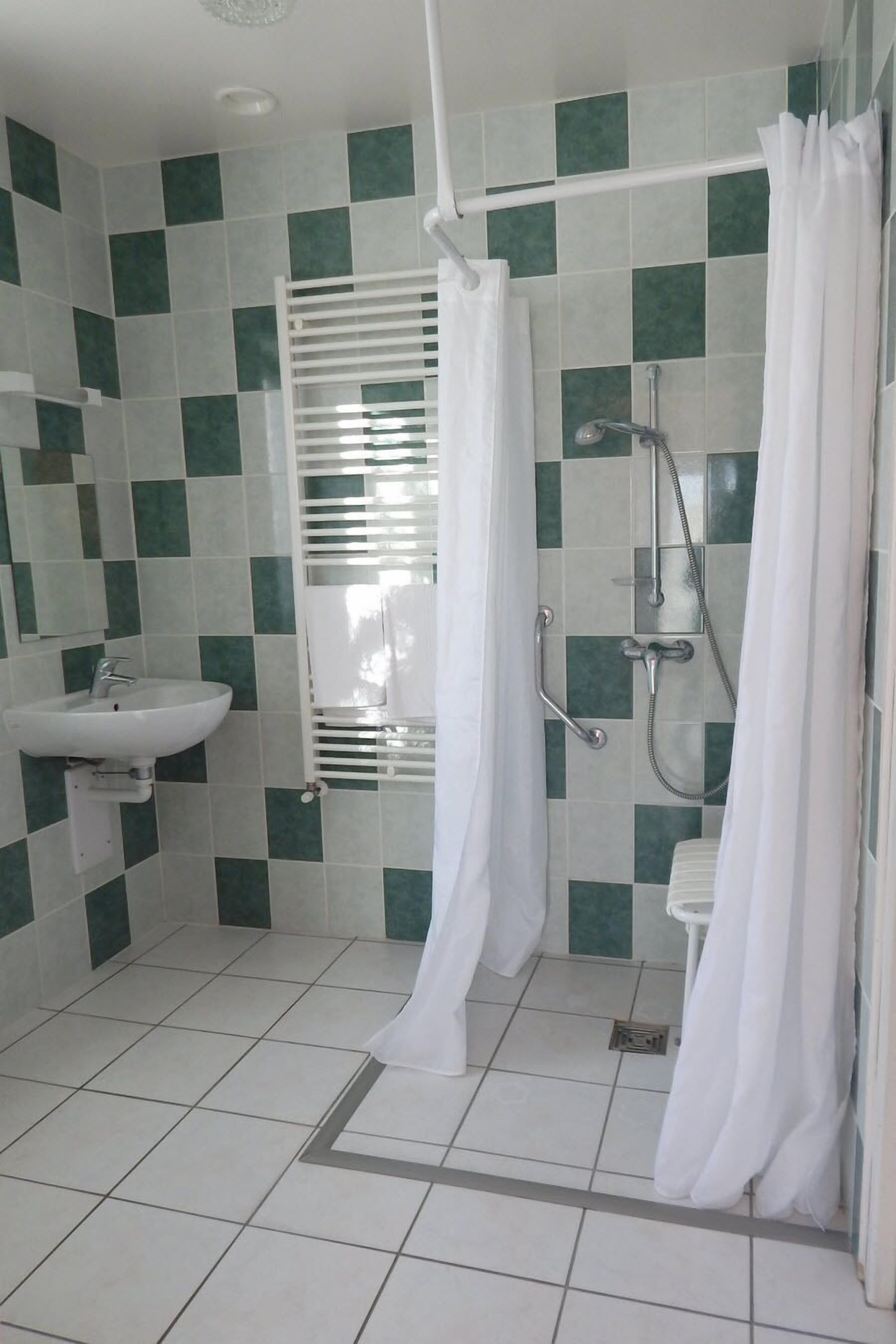 double or twin room | bathroom | shower, free toiletries, hair dryer, towels
