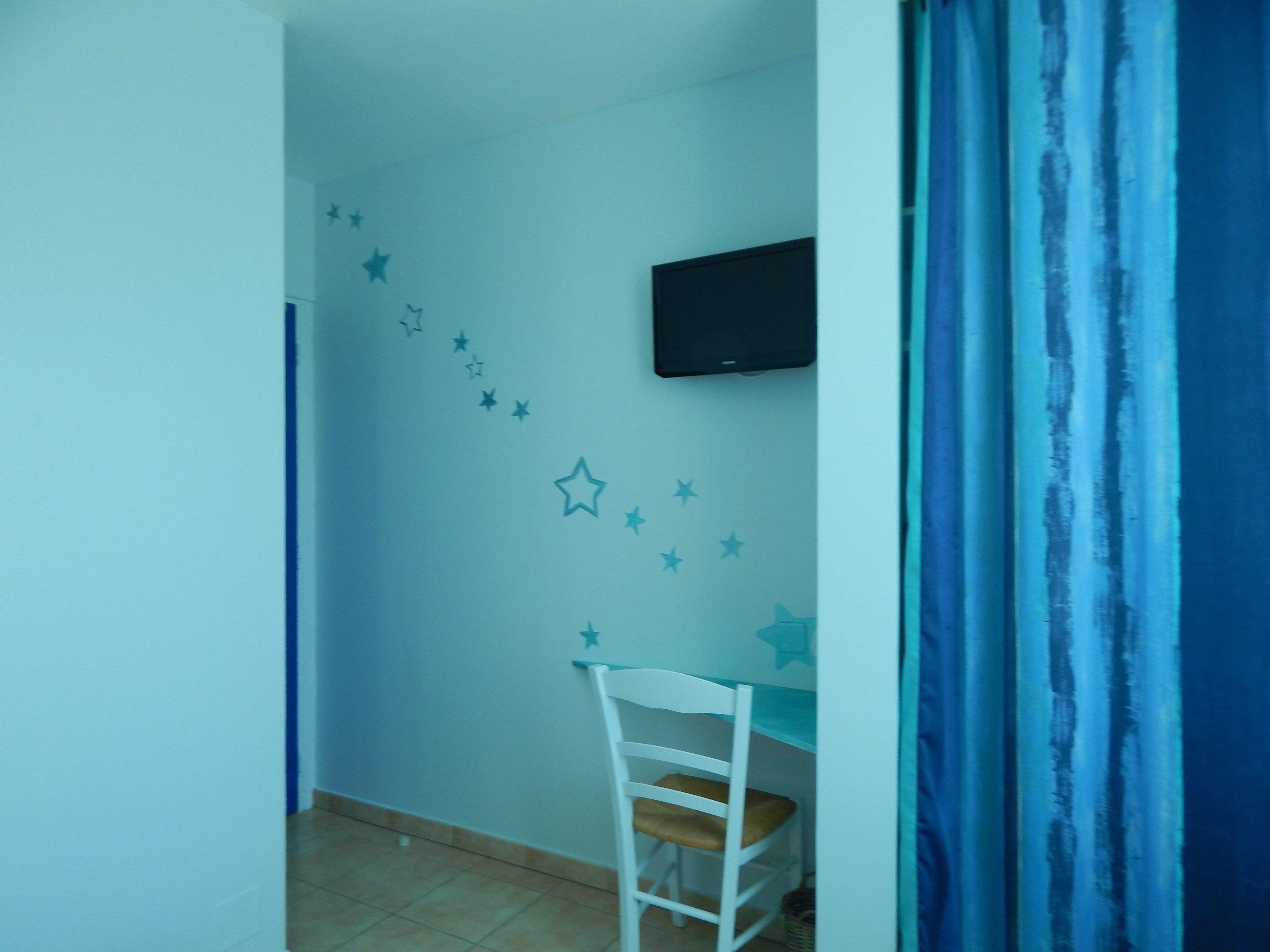 double or twin room | living area | flat-screen tv