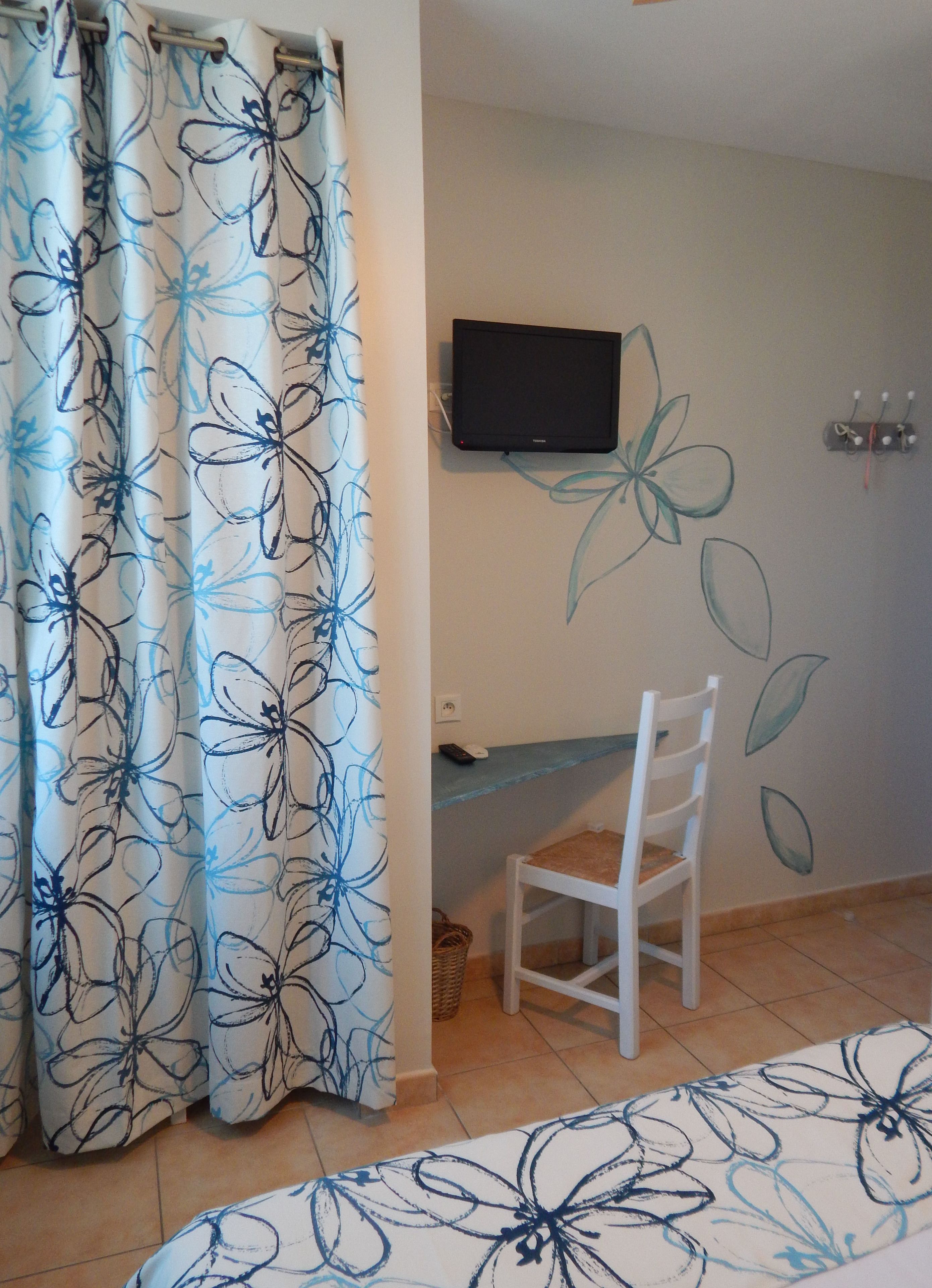 double or twin room | living area | flat-screen tv