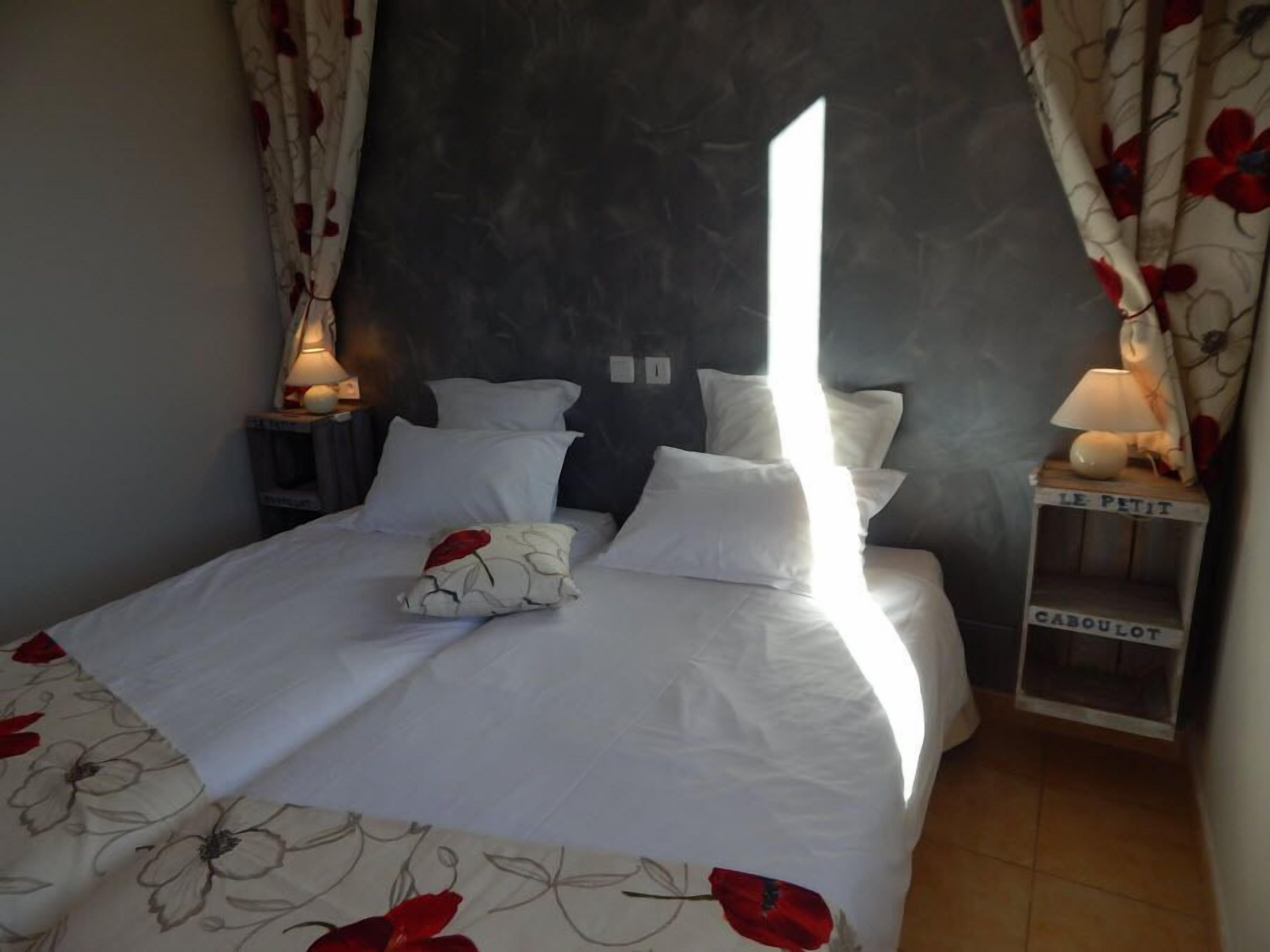 twin room | in-room safe, desk, free cots/infant beds, free wifi