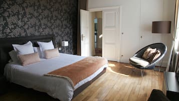 Deluxe kamer, 1 twee- of 2 eenpersoonsbedden | Luxe beddengoed, individueel gedecoreerd, een strijkplank/strijkijzer