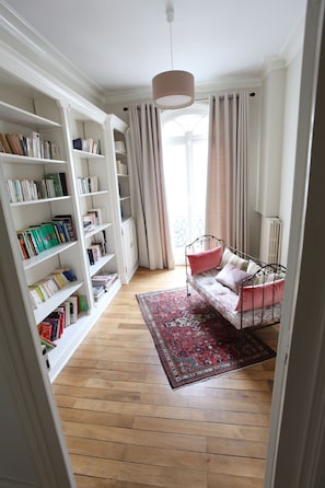 Library - La Maison Jules (Tours)