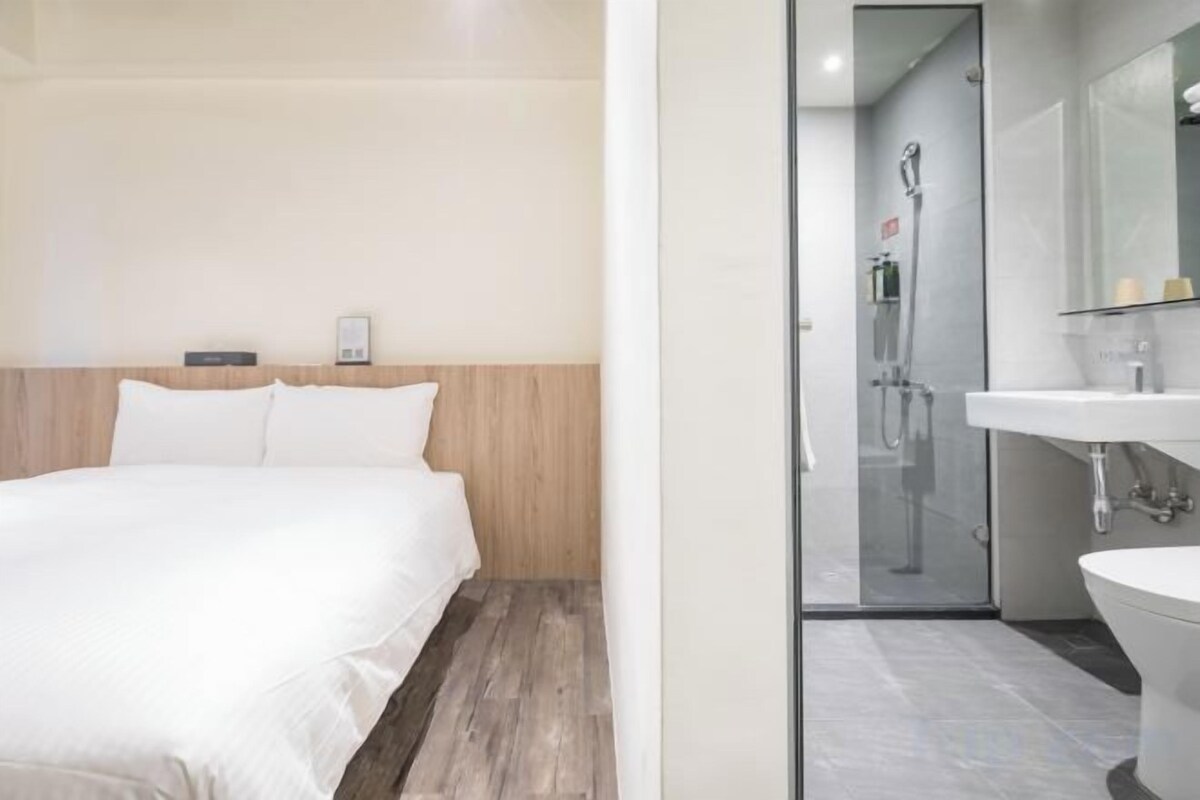 Bathroom | Shower, free toiletries, hair dryer, slippers