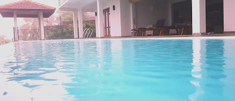 Una piscina al aire libre, una piscina infinita