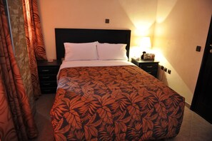 Enkeltrom | Blendingsgardiner, wi-fi (inkludert) og sengetøy