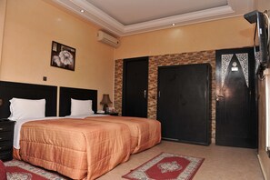 雙人或雙床房 | 遮��光布/窗簾、免費無線上網、床單