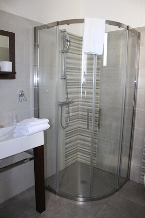 Douche, articles de toilette gratuits, sèche-cheveux