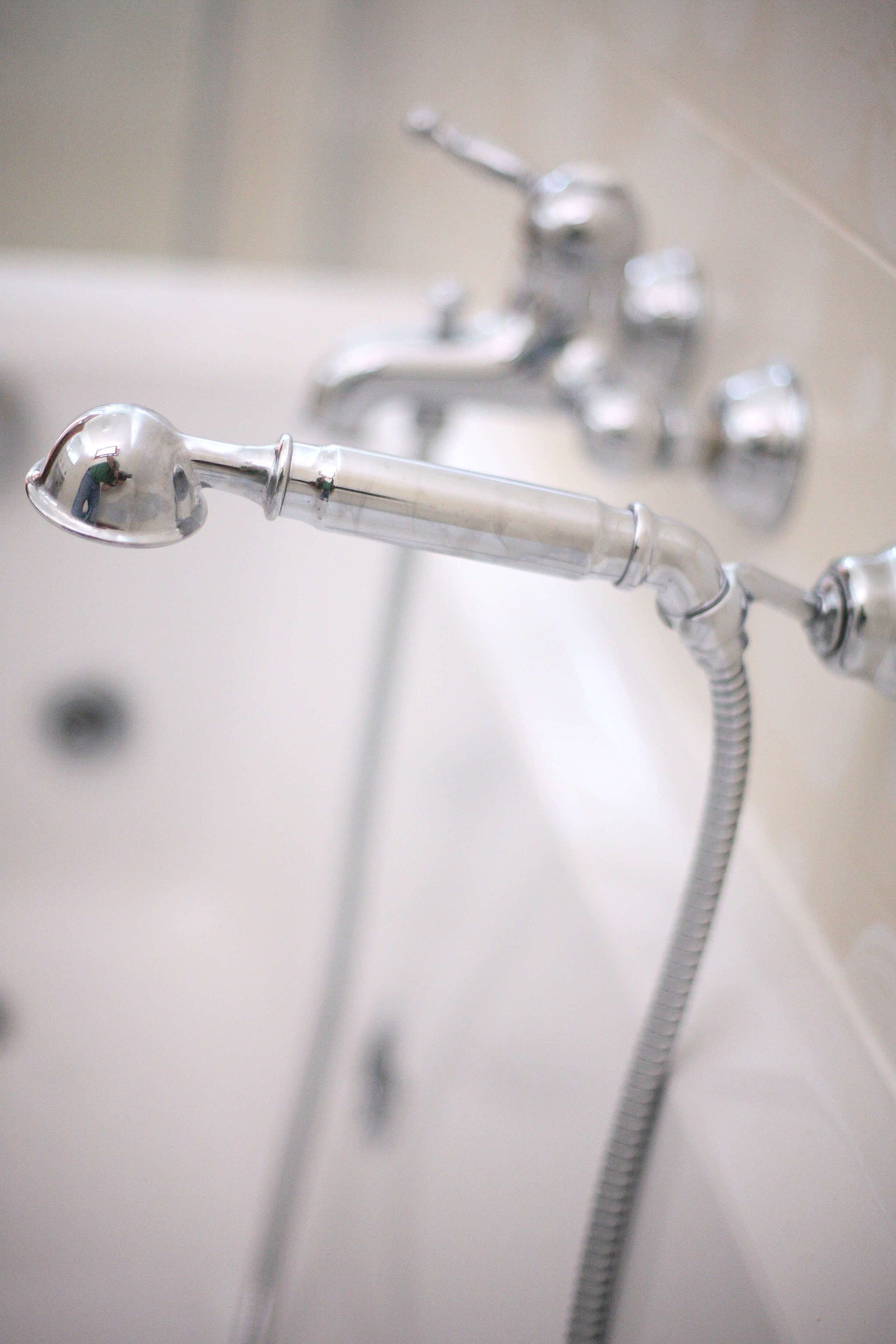 Un baño con bañera y ducha.