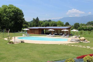 Una piscina al aire libre de temporada