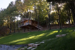 Casa en un árbol | Ropa de cama de alta calidad, minibar, caja fuerte y escritorio