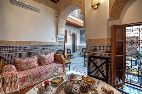 Se sirven desayunos, almuerzos y cenas; cocina marroquí