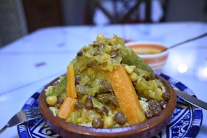 S'hi serveixen esmorzars, dinars, sopars i plats de cuina marroquina