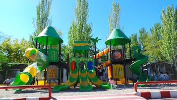 Área de juegos infantiles al aire libre
