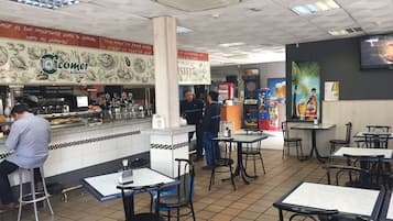 Desayuno con opciones de la cocina local diario (EUR 3.00 por persona)