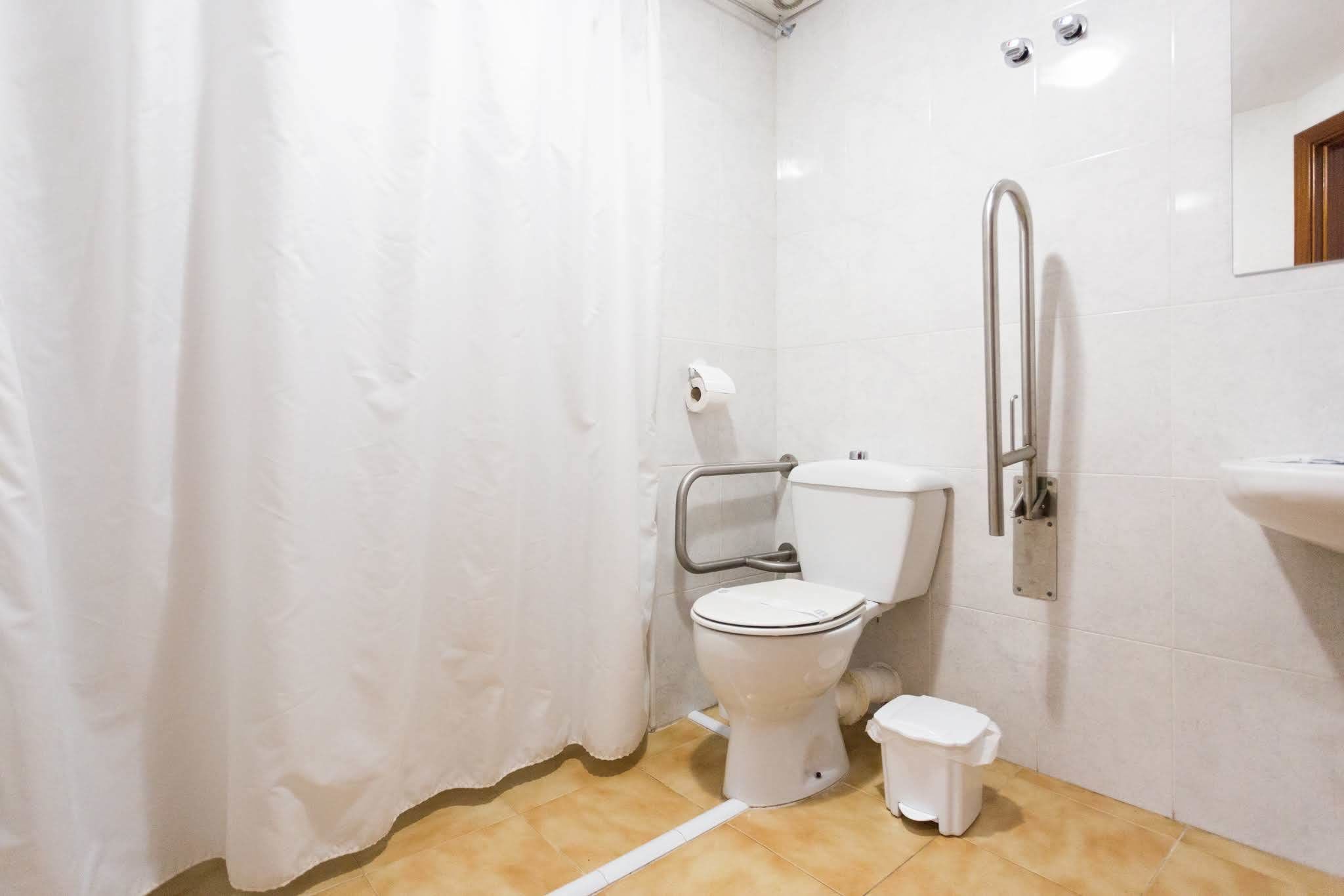 Double Room | Bathroom | Combined shower/tub, towels