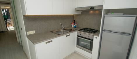 Jääkaappi, mikroaaltouuni, uuni, syöttötuoli