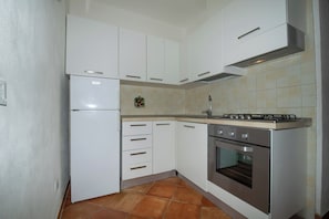 Kühlschrank, Mikrowelle, Ofen, Hochstuhl