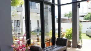 A modern interior with a bench and a vase of flowers. - Sabai @ Chumphae (Chum Phae)