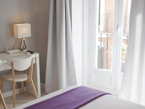 1 habitación, escritorio, tabla de planchar con plancha y internet 