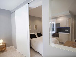 1 habitación, escritorio, tabla de planchar con plancha y internet 