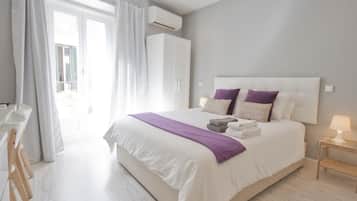 1 slaapkamer, een bureau, een strijkplank/strijkijzer, internet