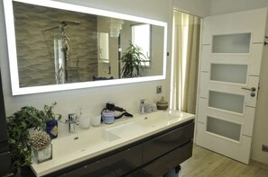 Bathroom sink - Escapades Lointaines Chambres d'hôtes B&B (Perpignan)